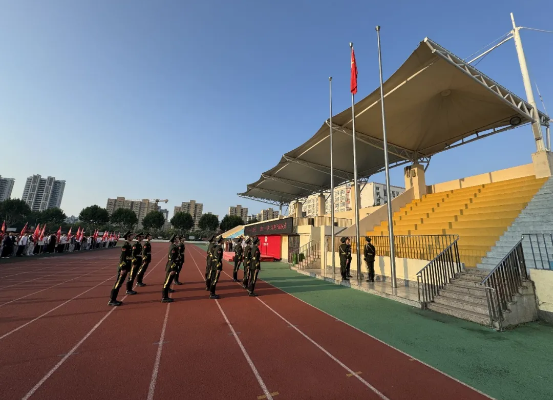 蒙城一中高二年级举行“感恩师恩·与爱同行”教师节主题升旗仪式