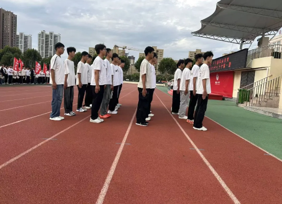 蒙城一中高一年级举行“牢记初心启新程，不负韶华向未来”主题升旗仪式